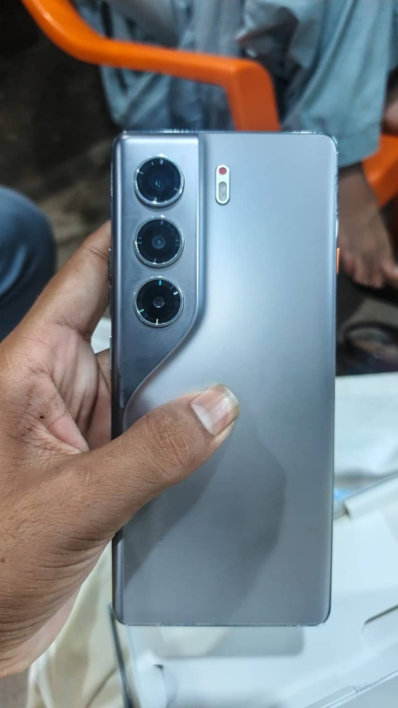 Tecno CAMON 40 Pro 1