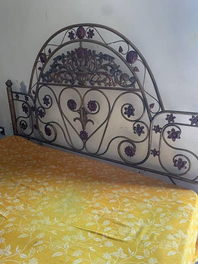 complete bed set/ king size bed