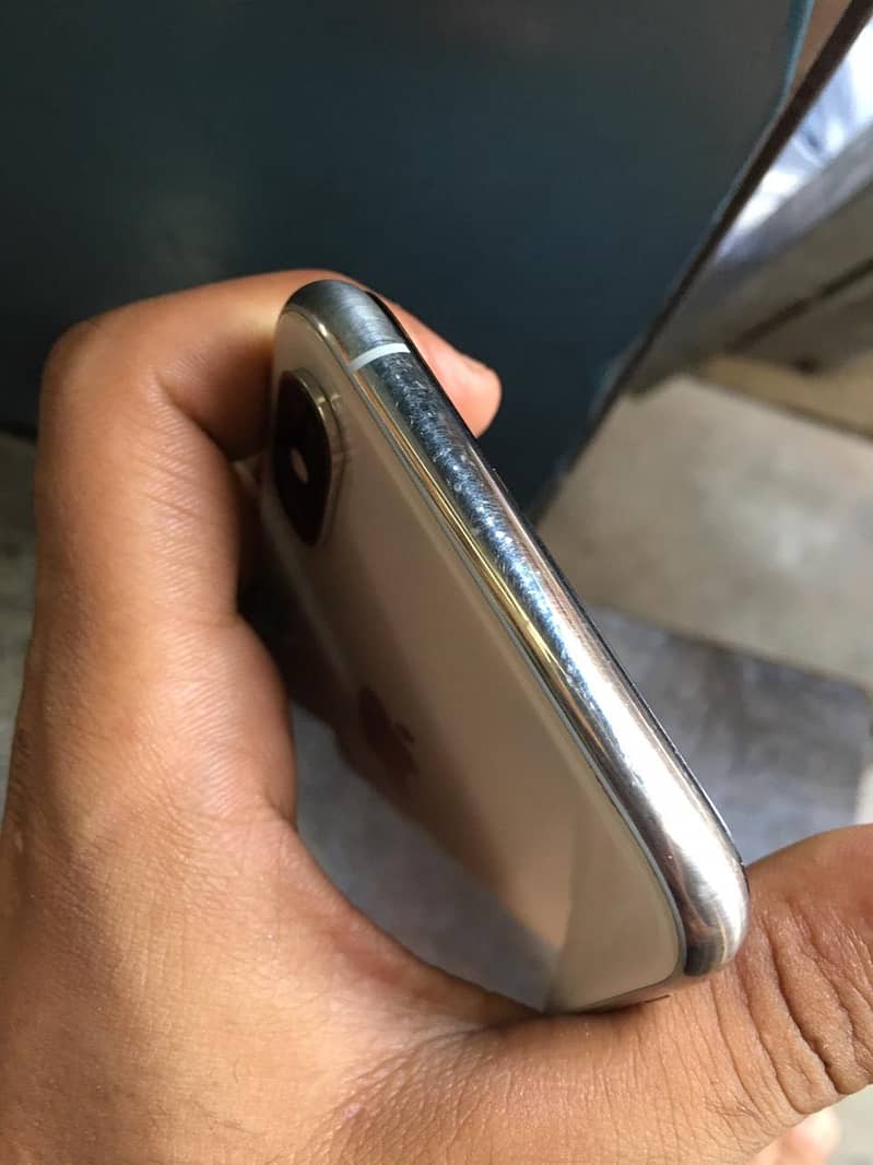 Apple iPhone XS 4