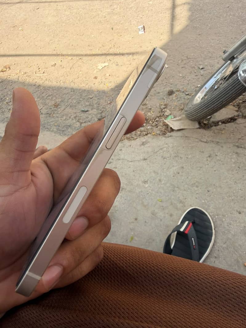 Apple iPhone 13 4
