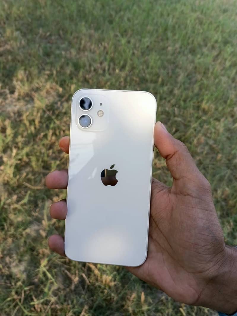 Apple iPhone 12 4