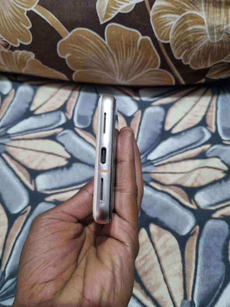 Google Pixel 8 4