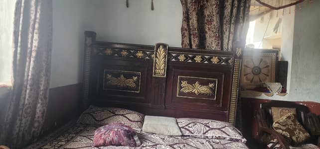 مکمل لکڑی کا فرنیچر سیٹ برائے فروخت — صوفہ، مرر، برتن الماری اور بیڈ