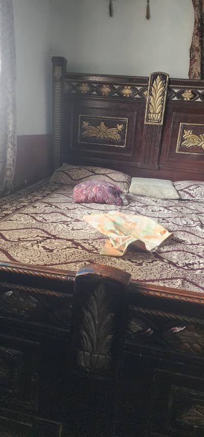 مکمل لکڑی کا فرنیچر سیٹ برائے فروخت — صوفہ، مرر، برتن الماری اور بیڈ
