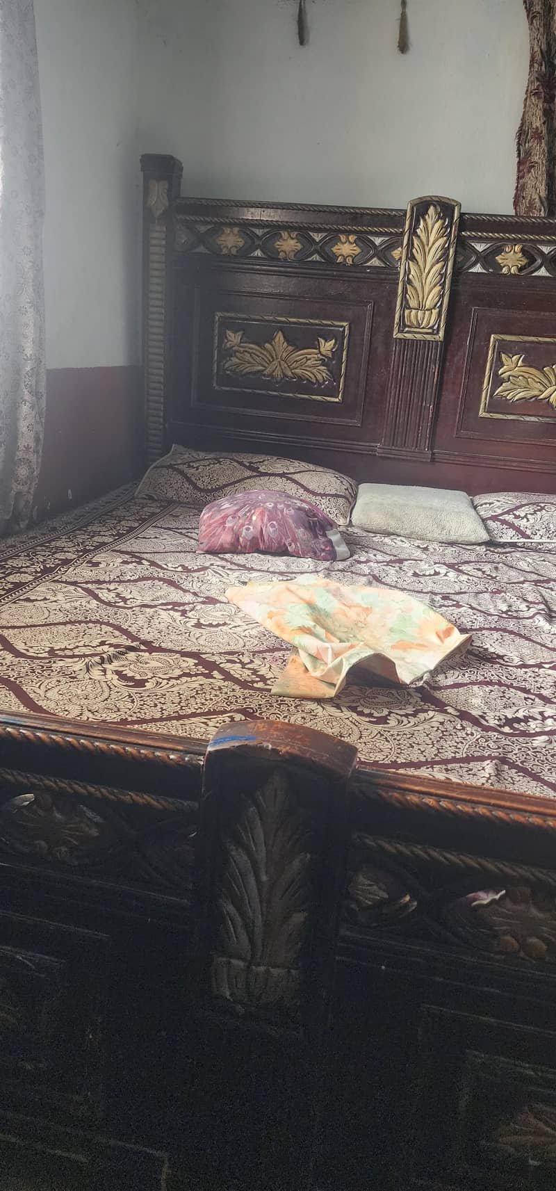 مکمل لکڑی کا فرنیچر سیٹ برائے فروخت — صوفہ، مرر، برتن الماری اور بیڈ 0