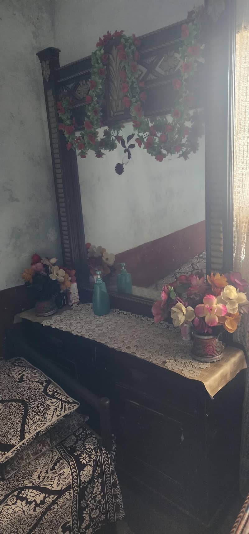 مکمل لکڑی کا فرنیچر سیٹ برائے فروخت — صوفہ، مرر، برتن الماری اور بیڈ 2