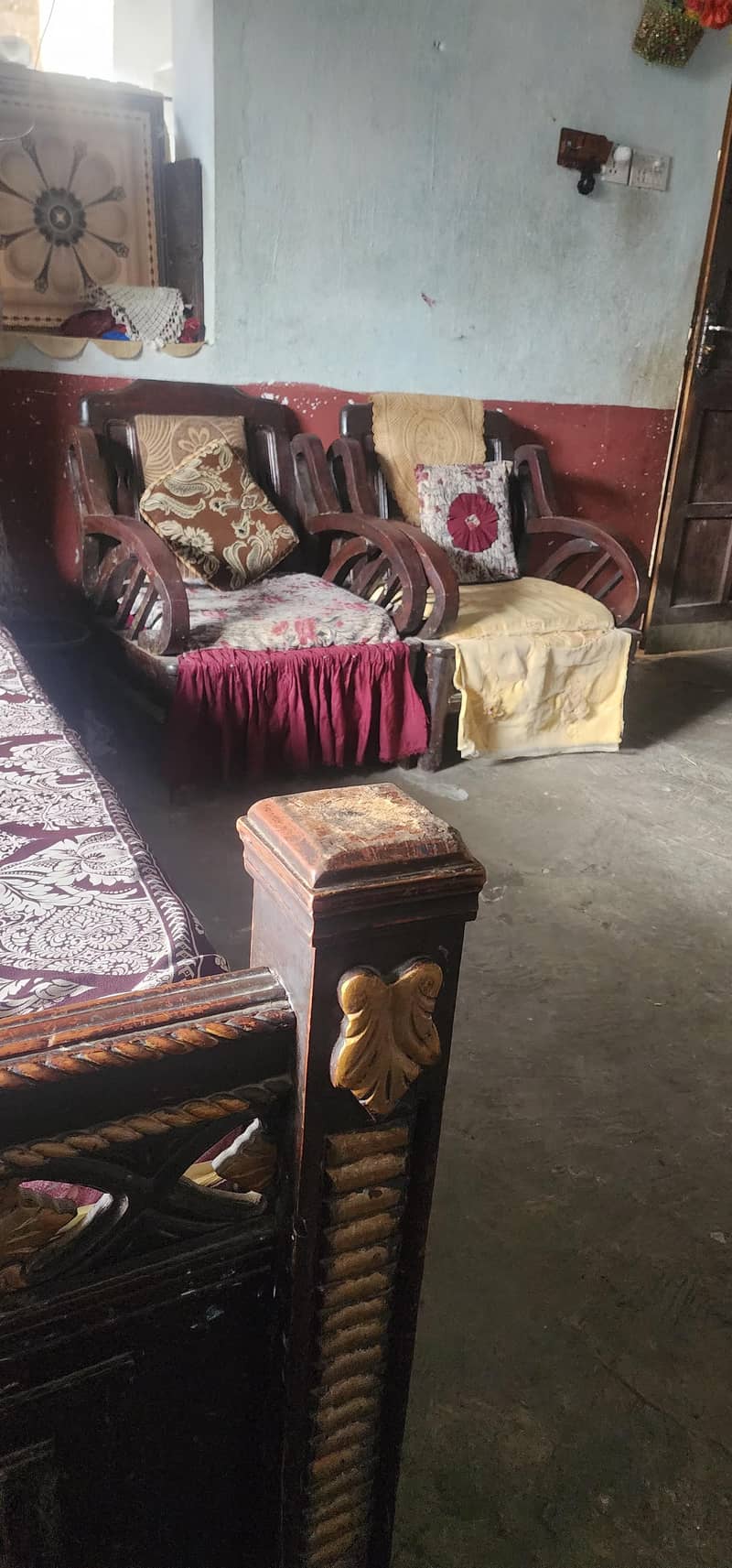 مکمل لکڑی کا فرنیچر سیٹ برائے فروخت — صوفہ، مرر، برتن الماری اور بیڈ 3
