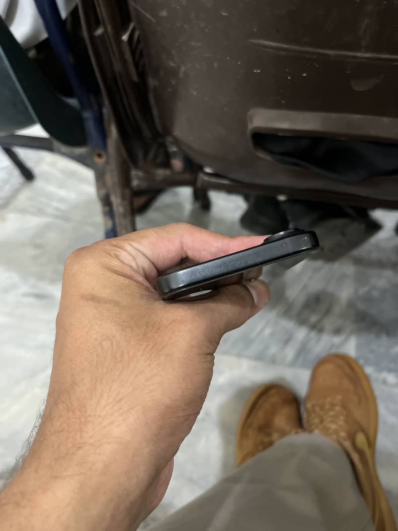 Apple iPhone 16 2