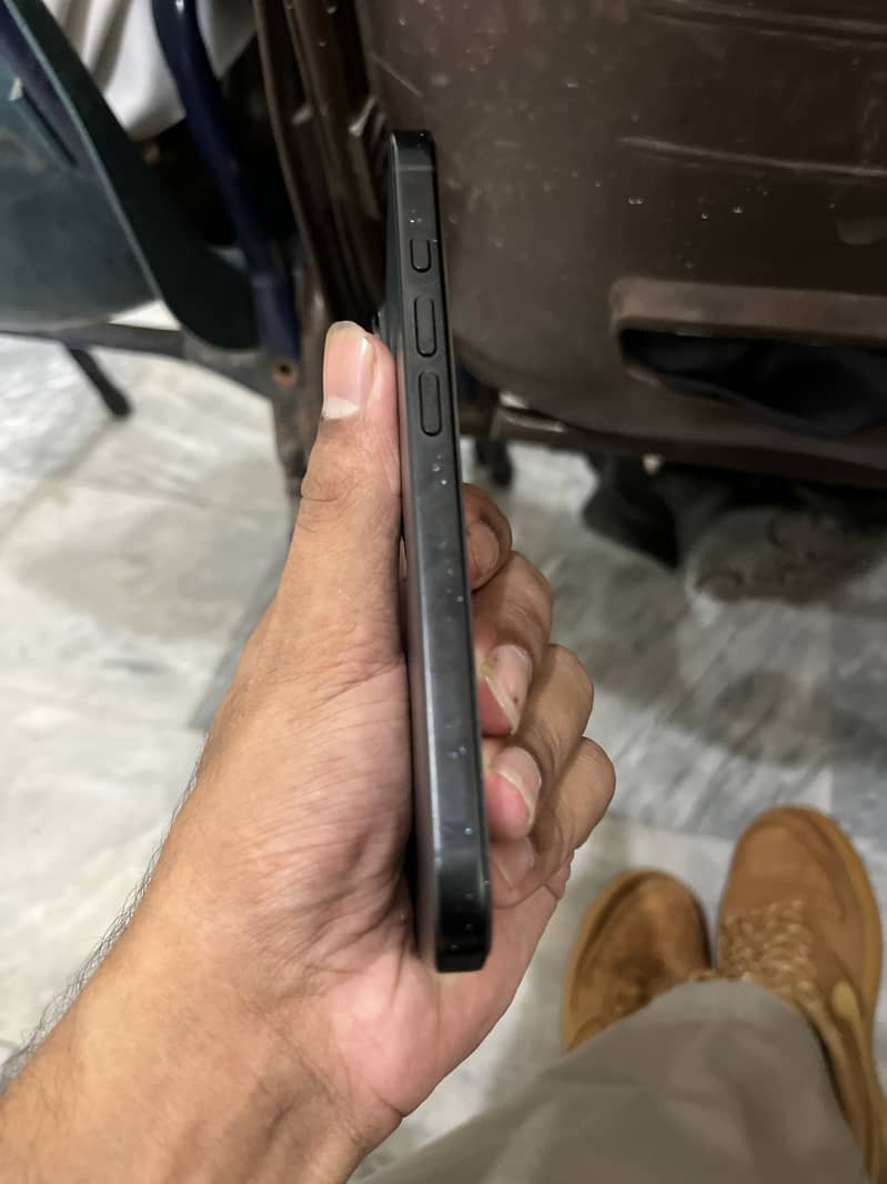 Apple iPhone 16 3