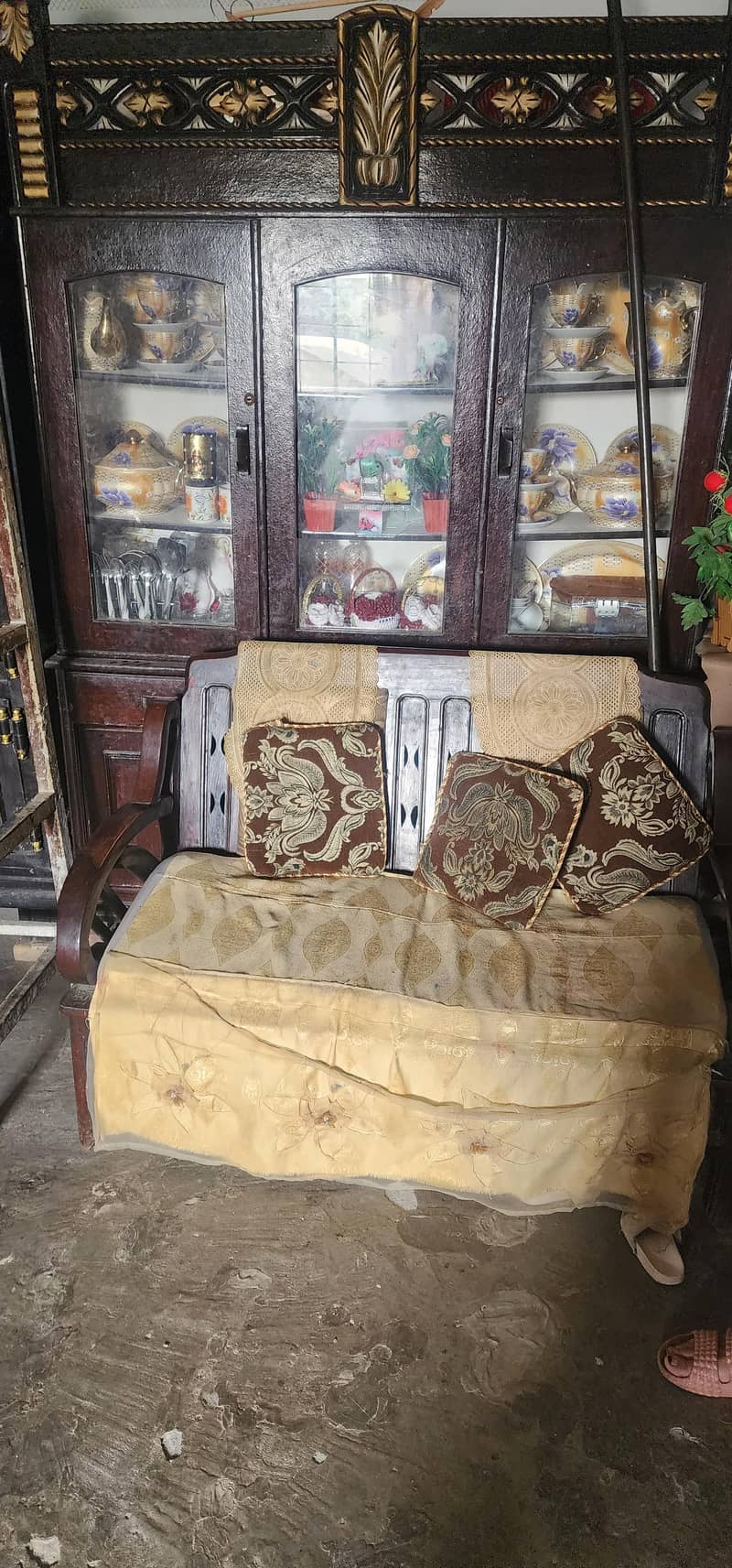 مکمل لکڑی کا فرنیچر سیٹ برائے فروخت — صوفہ، مرر، برتن الماری اور بیڈ 4