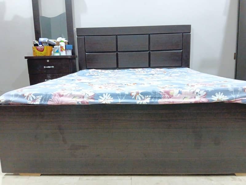 Queen size bed with dressing table 0