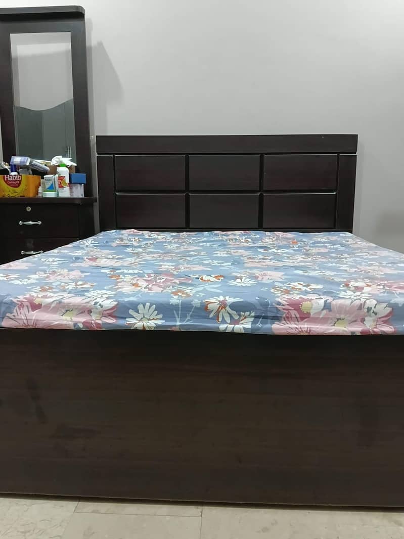 Queen size bed with dressing table 1