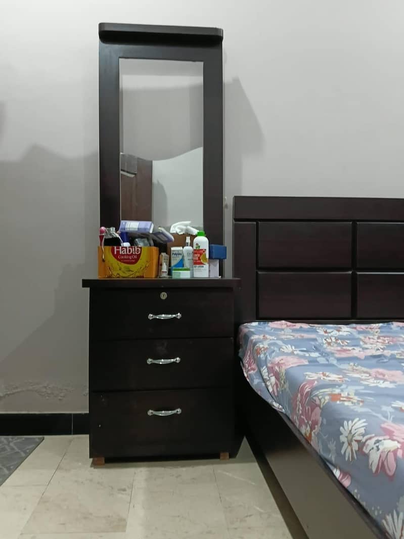 Queen size bed with dressing table 2