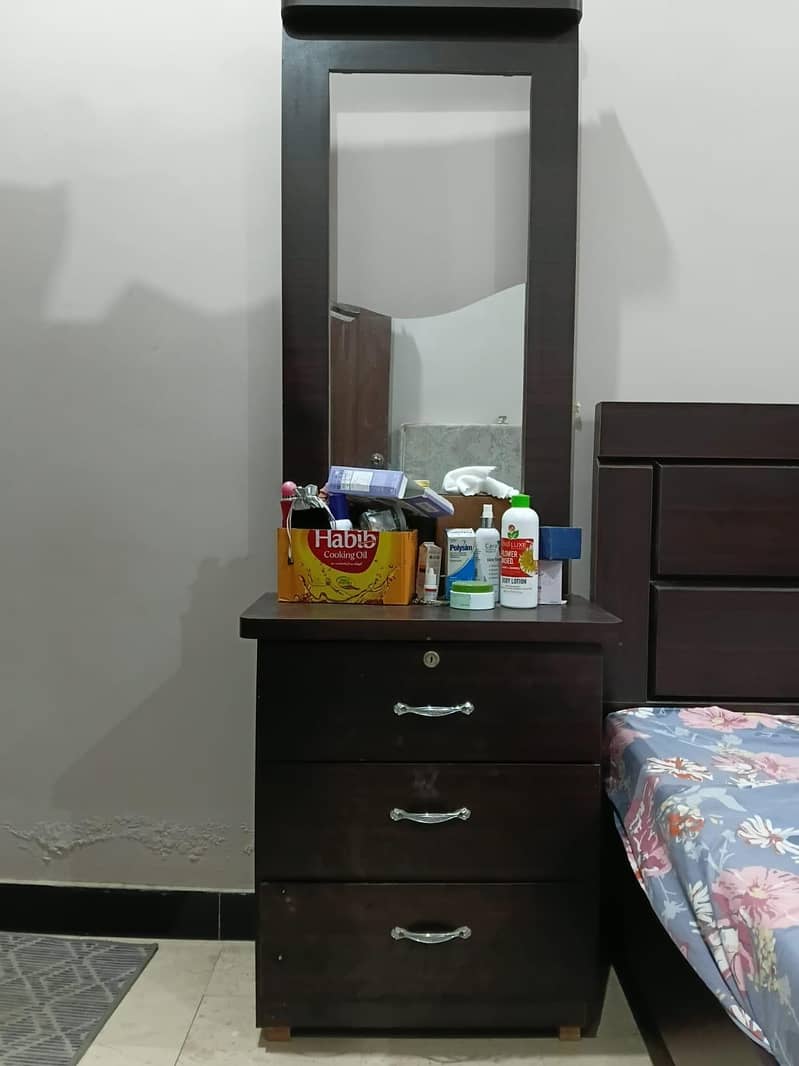Queen size bed with dressing table 3