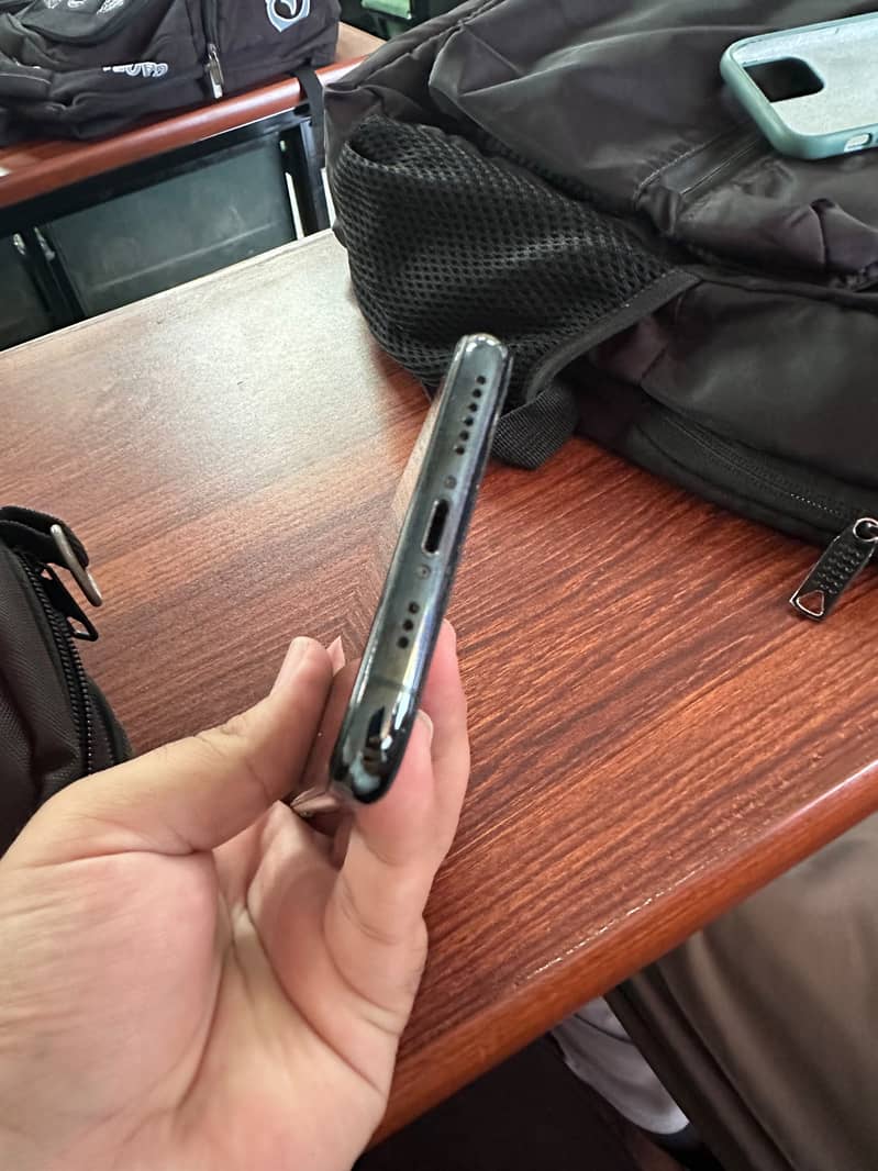 Apple iPhone 11 Pro 4