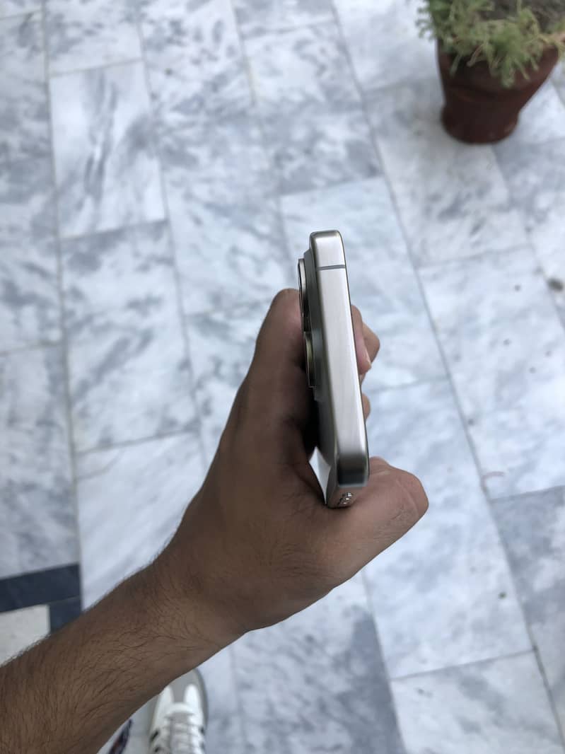 Apple iPhone 15 Pro 2