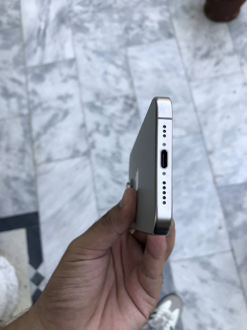 Apple iPhone 15 Pro 4