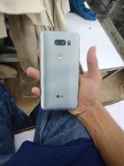 LG V30