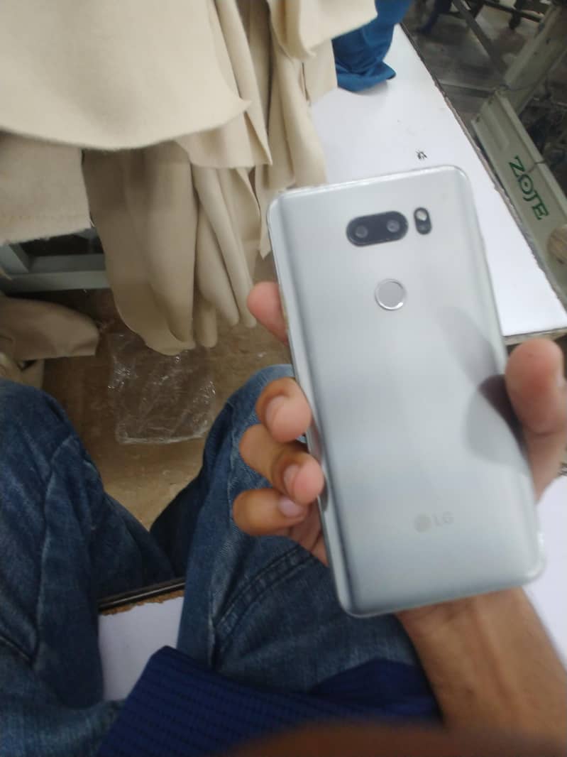 LG V30 1