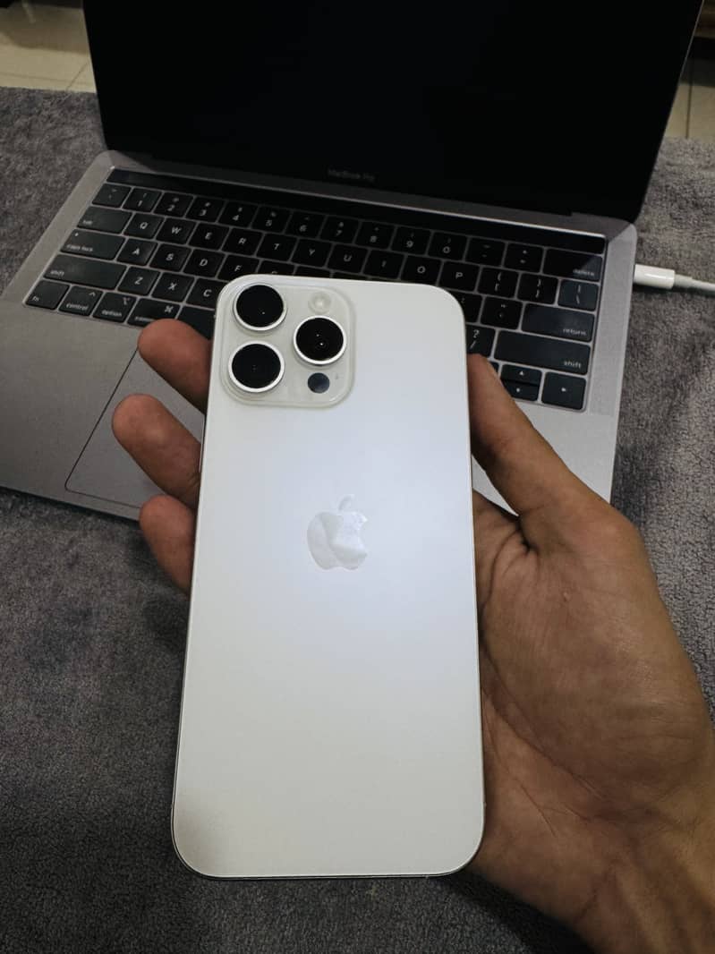Apple iPhone 16 Pro Max 1