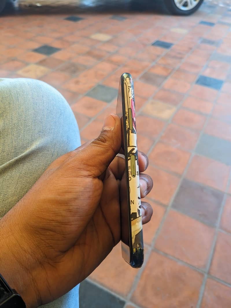 Apple iPhone 11 Pro 4