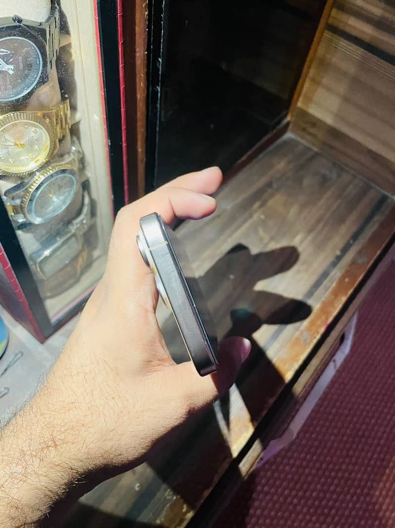 Apple iPhone 16 Pro 4