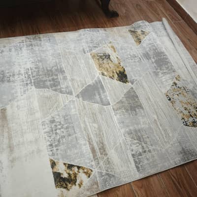 Rug with 8 feet length and 5 feet width