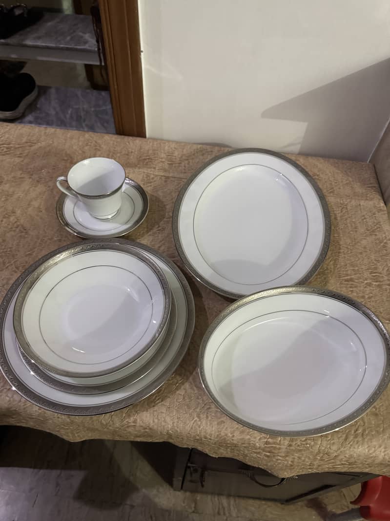 Noritake dinner set 8/16 serving 0