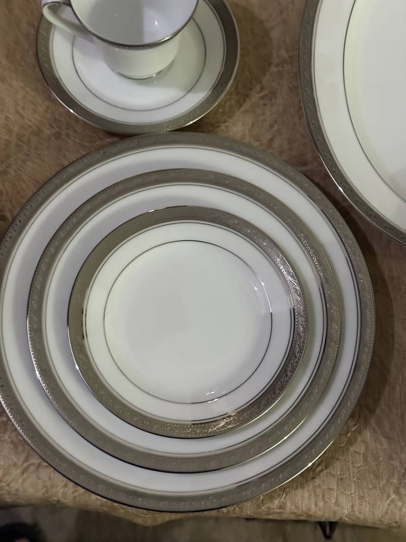 Noritake dinner set 8/16 serving 3
