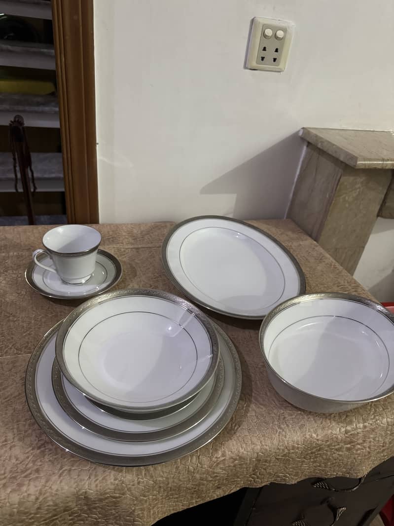 Noritake dinner set 8/16 serving 4