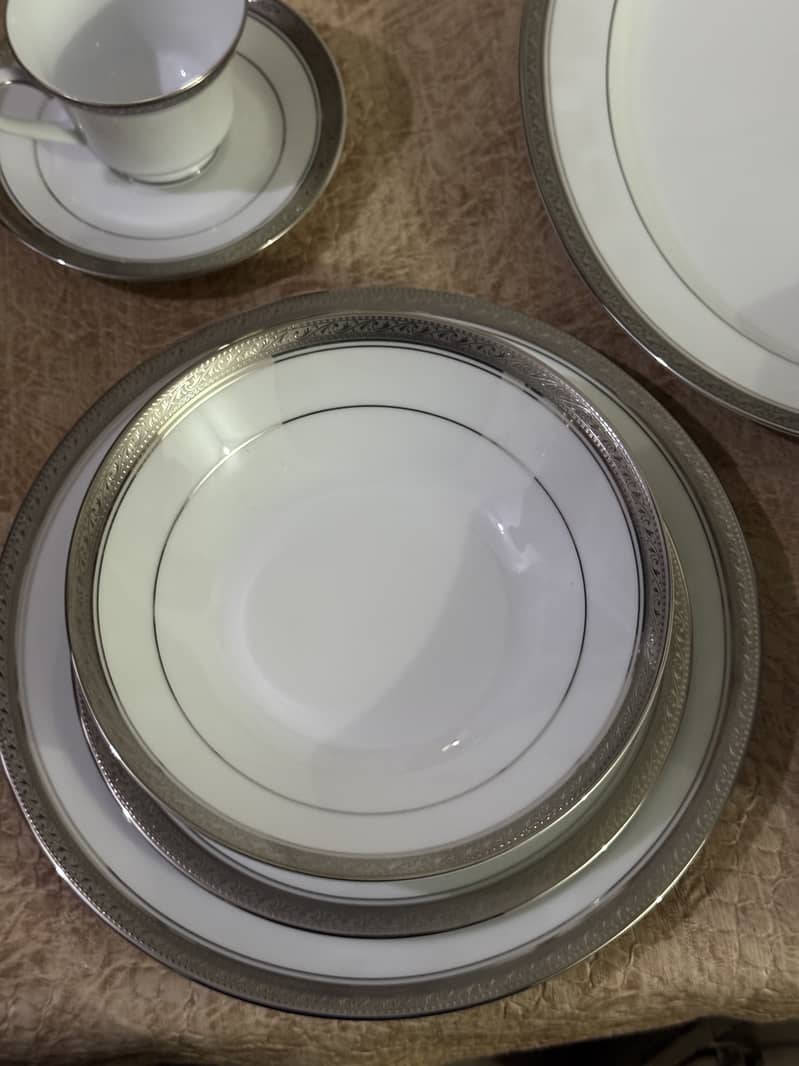 Noritake dinner set 8/16 serving 5