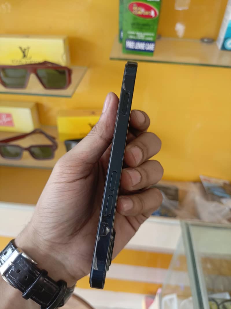 Apple iPhone 13 4