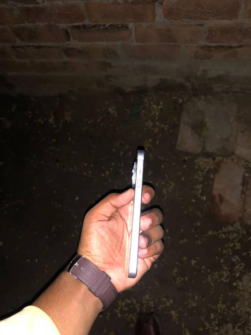 Apple iPhone 14 3