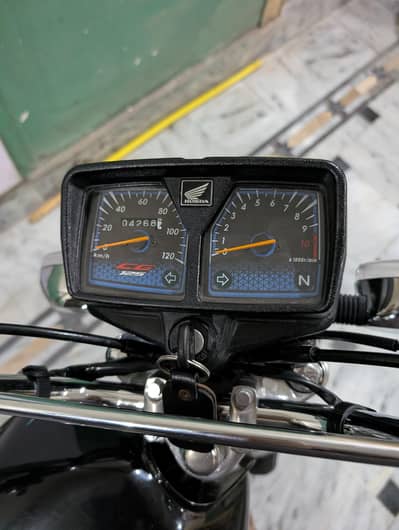 Honda 125 black colour total gentleman 4600 kilometer one had use