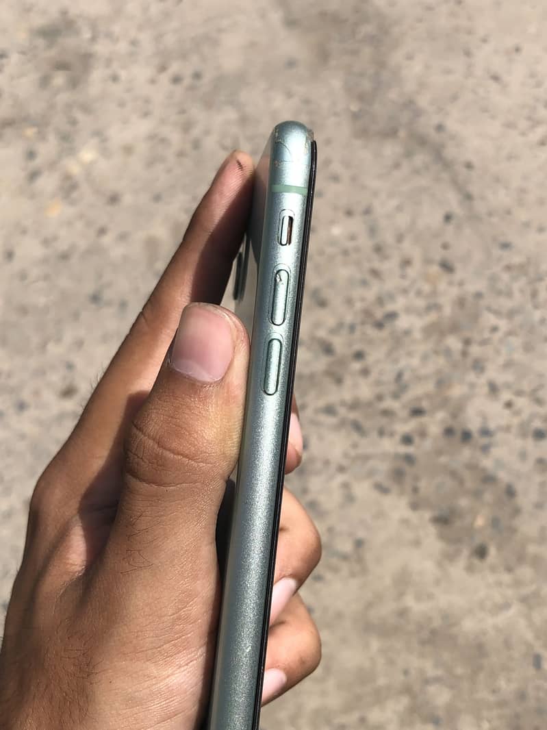 Apple iPhone 11 4