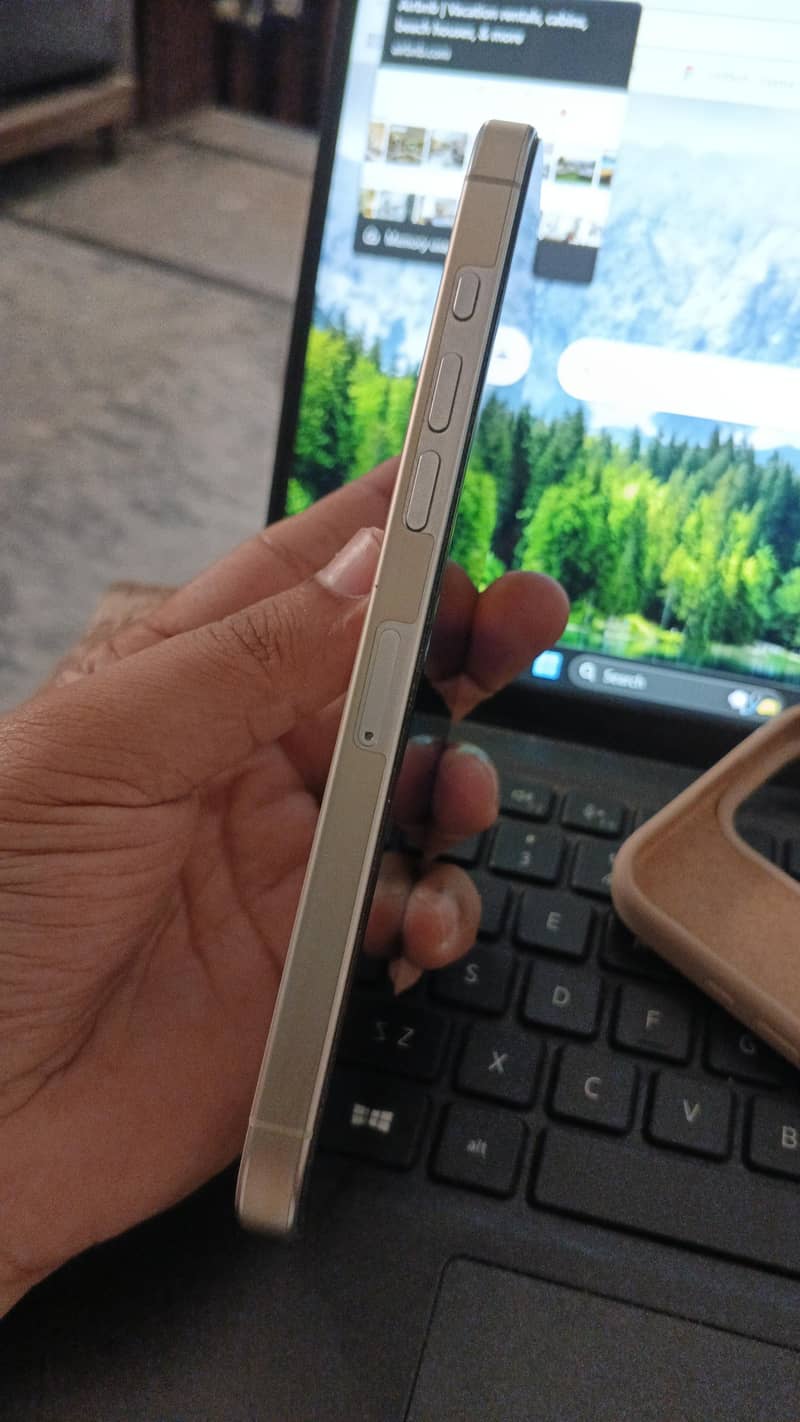 Apple iPhone 16 Pro Max 4