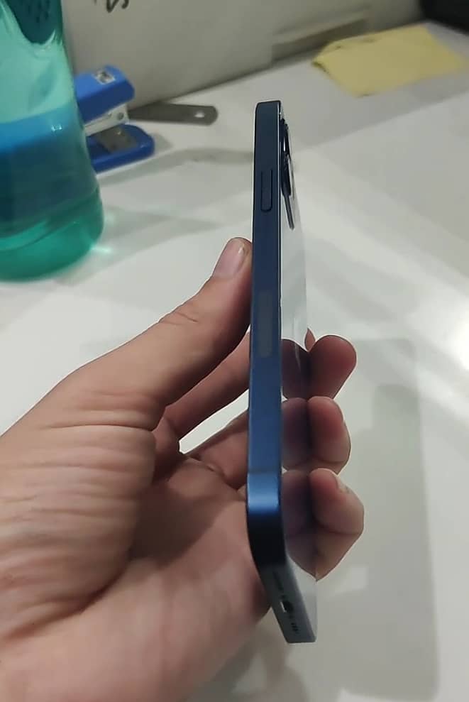 Apple iPhone 12 4
