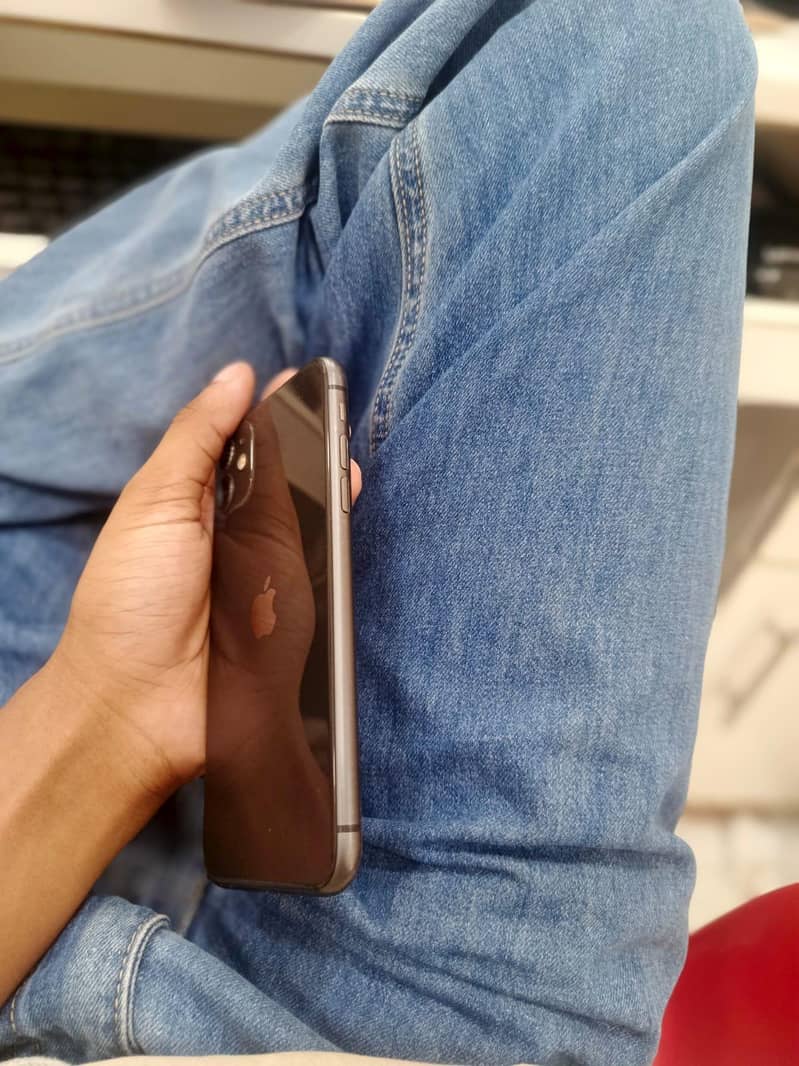 Apple iPhone 11 3