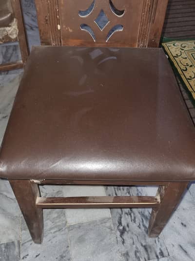 Selling 4 chairs pure in wood with its table