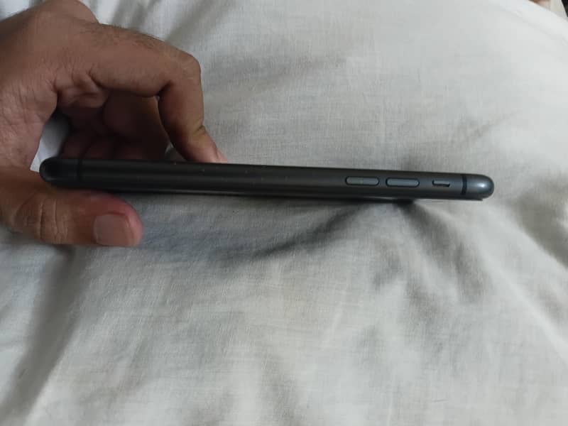 iPhone 11 4