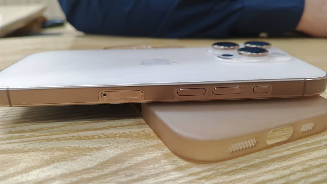 Apple iPhone 16 Pro 0