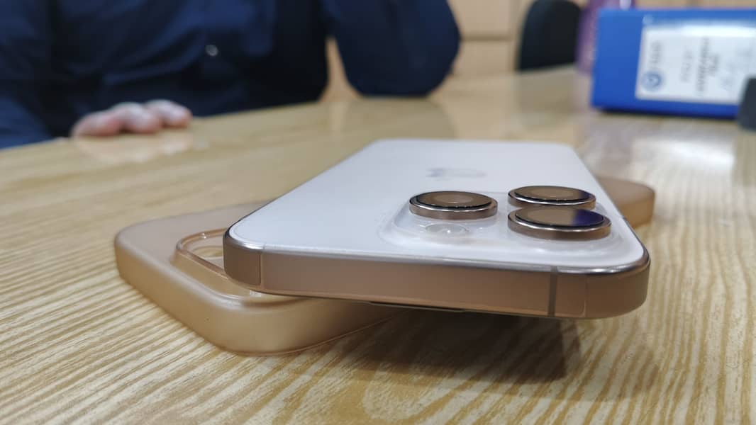 Apple iPhone 16 Pro 2