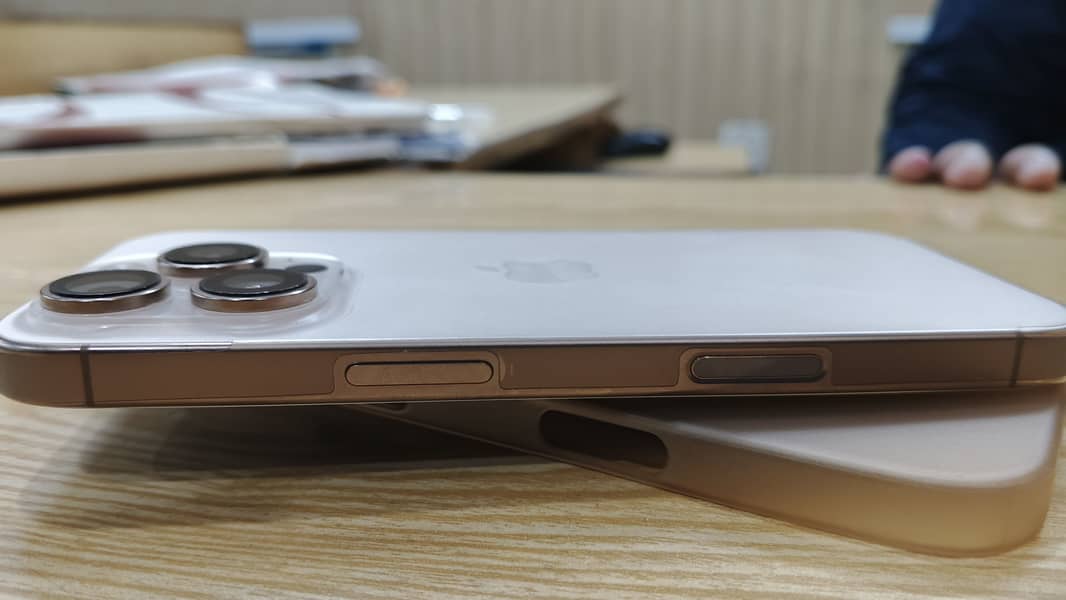 Apple iPhone 16 Pro 4