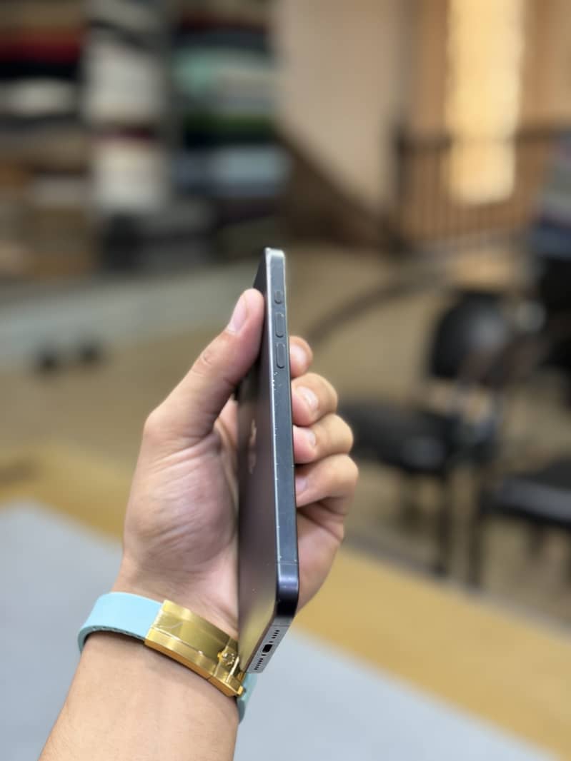 Apple iPhone 15 Pro Max 4