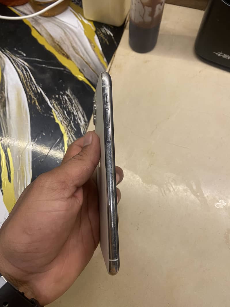 Apple iPhone 11 Pro Max 2