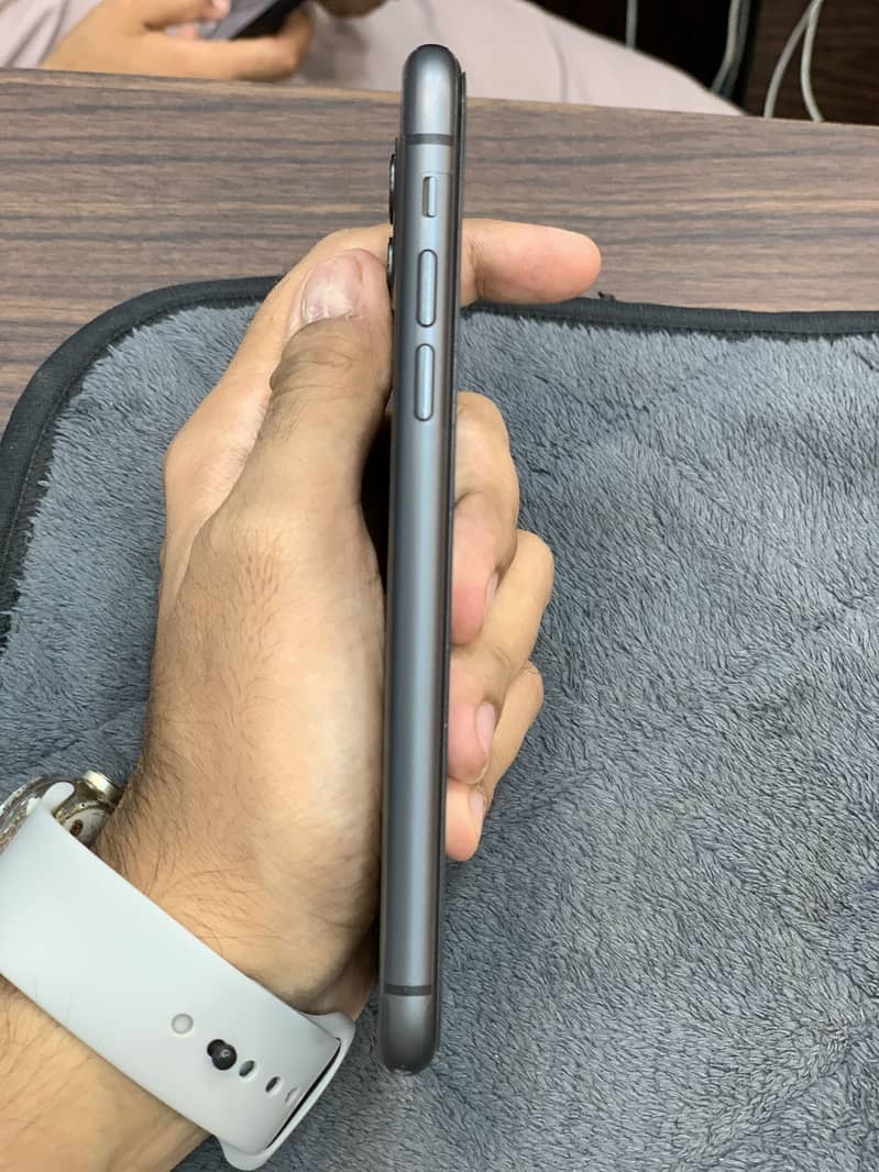 Apple iPhone 11 3
