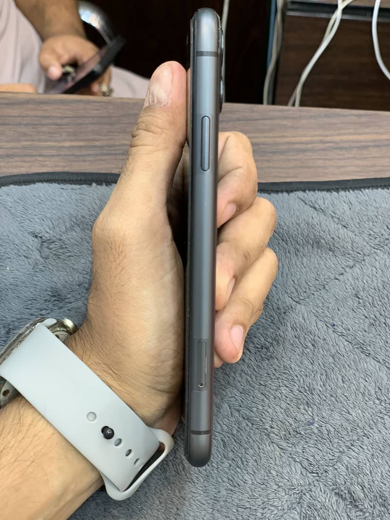 Apple iPhone 11 4