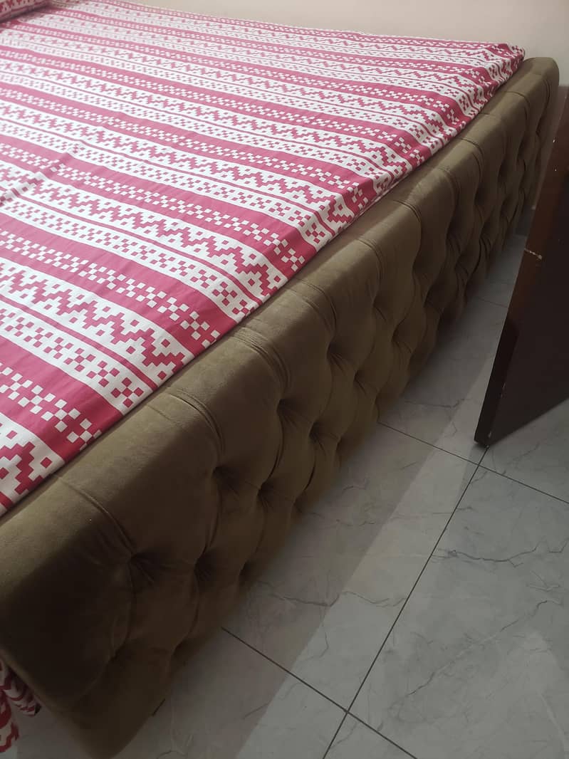 bed without side table 0