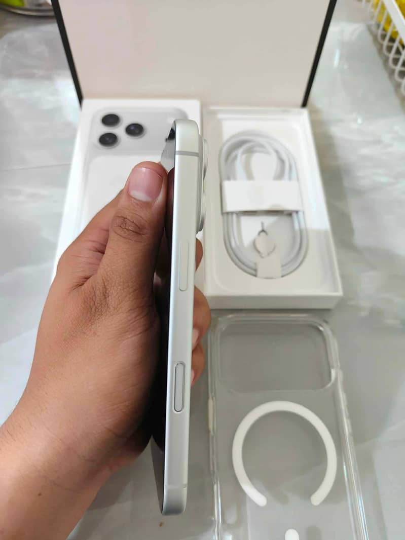 Apple iPhone 17 Pro Max 1