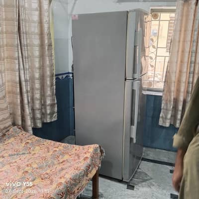 hair to 2 doors refrigerator. used good condition.